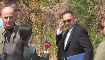 VIDEO/ Ermal Nufi i ikën si ‘Raketë’ pyetjeve të Syri Tv, hesht për audiopërgjimin për trafik armesh