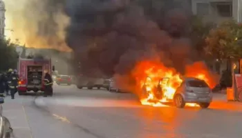 VIDEO/ Flakë dhe panik në Elbasan, makina shpërthen në rrugë. Qytetarët vrapojnë të alarmuar
