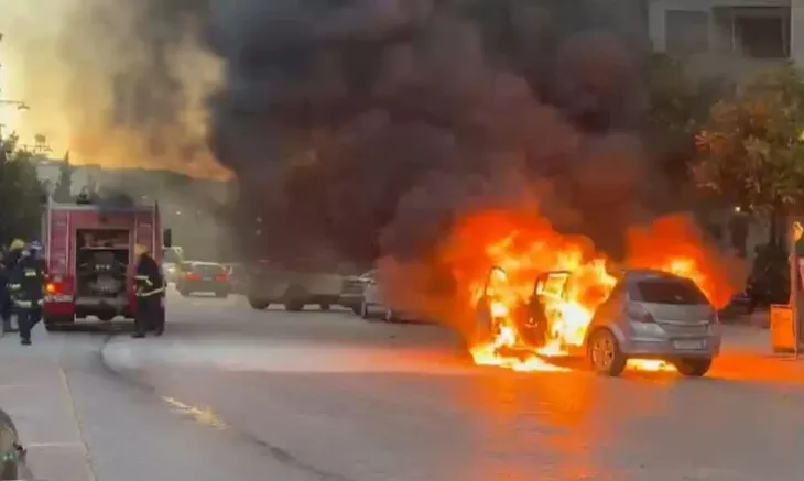 VIDEO/ Flakë dhe panik në Elbasan, makina shpërthen në rrugë. Qytetarët vrapojnë të alarmuar