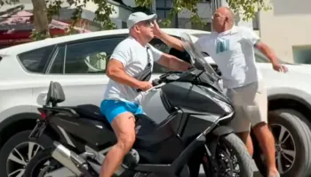 VIDEO/ Goditi shefin e komisariatit, por nuk pati denoncim. Zbardhet çfarë ndodhi në Durrës