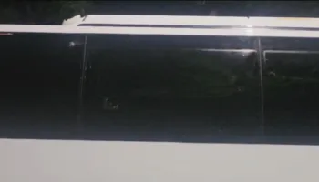 VIDEO/ Kaos dhe tension pas Vllaznia-Teuta, thyhen xhamat e autobusit të ekipit durrsak