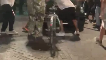 VIDEO/ “Largohu!” Protestuesit rrethojnë dhe godasin makinën e qytetarit pranë Piramidës