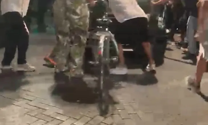 VIDEO/ “Largohu!” Protestuesit rrethojnë dhe godasin makinën e qytetarit pranë Piramidës