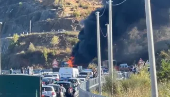 VIDEO/ Merr flakë autobusi me pasagjerë në hyrje të tunelit të Elbasanit, bllokohet qarkullimi