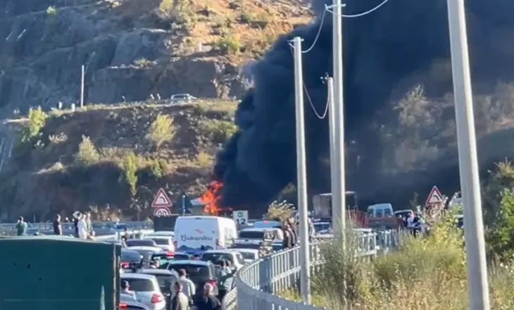 VIDEO/ Merr flakë autobusi me pasagjerë në hyrje të tunelit të Elbasanit, bllokohet qarkullimi