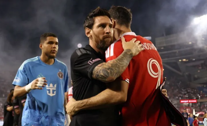 VIDEO/ Messi vazhdon të shkëlqejë në SHBA, takimi special me Levandovskin, në fund ndahen në ‘paqe’!