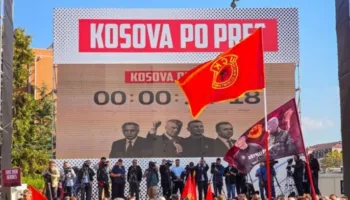 VIDEO/ “Në emër të popullit, shpallen të PAFAJSHËM!”, mijëra qytetarë presin verdiktin në sheshin e Prishtinës me flamuj e simbole kombëtare!