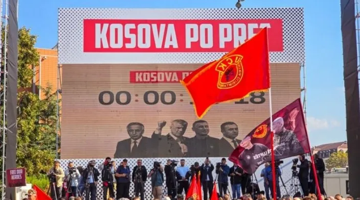 VIDEO/ “Në emër të popullit, shpallen të PAFAJSHËM!”, mijëra qytetarë presin verdiktin në sheshin e Prishtinës me flamuj e simbole kombëtare!