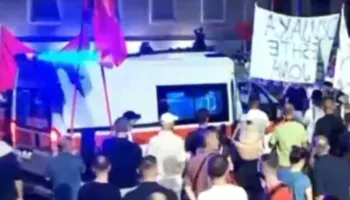 VIDEO/ Nuk i hapën rrugën, ambulanca bllokohet mes protestuesve në Tiranë