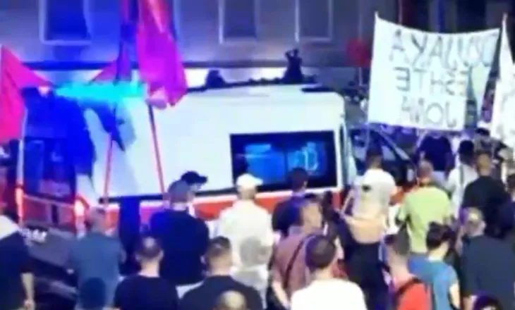 VIDEO/ Nuk i hapën rrugën, ambulanca bllokohet mes protestuesve në Tiranë