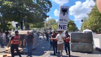 VIDEO/ Nuk ndalet revolta qytetare, policia arreston protestuesin simbol, ‘djalin e pankartës’