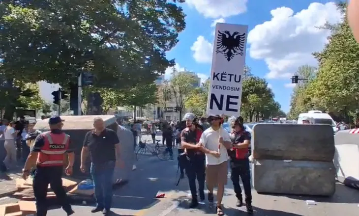 VIDEO/ Nuk ndalet revolta qytetare, policia arreston protestuesin simbol, ‘djalin e pankartës’