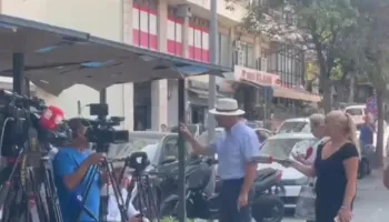 VIDEO/ “O ordiner, vodhe gjithë tokën e fisit”/ Tensione para SPAK-ut, qytetarja përplaset me Jamarbër Malltezin, dhëndri i Berishës: Je mashtruese!