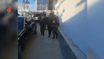 VIDEO/ Pamjet e operacionit të SPAK në Shkodër dhe Tiranë, momenti kur specialet e RENEA-s kapërcejnë ‘murin e lartë’ për të kapur Cafin e Doklen