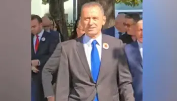 VIDEO/ Pas vendimit të Hagës, deputetët e PD-së me simbole të UÇK-së në Kuvend