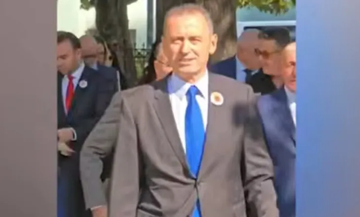 VIDEO/ Pas vendimit të Hagës, deputetët e PD-së me simbole të UÇK-së në Kuvend