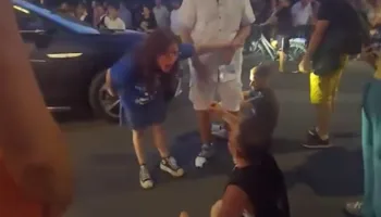 VIDEO/ “Patronazhist, të q*fsha robt”- Skandal me fyerje dhe kërcënime në shesh, protestuesit përplasen me njëri-tjetrin për bllokimin e rrugës!