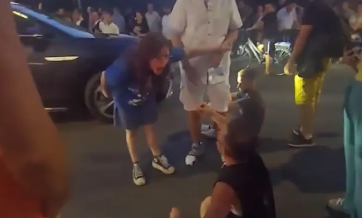VIDEO/ “Patronazhist, të q*fsha robt”- Skandal me fyerje dhe kërcënime në shesh, protestuesit përplasen me njëri-tjetrin për bllokimin e rrugës!