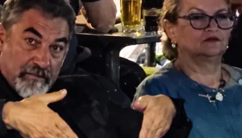 VIDEO/ ”Pendohem që qëllova me shishe”, Delina Fico rrëfen incidentin me protestuesit: Na shanin prej 5 minutash