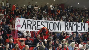 VIDEO/ Pikante në “Air Albania”, tifozët kërkojnë arrestimin e Ramës