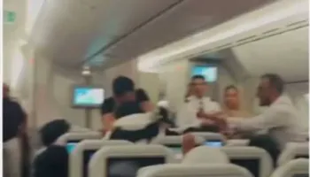 VIDEO/ Plas grushti mes pasagjerëve gjatë një fluturimi Bangladesh-Londër