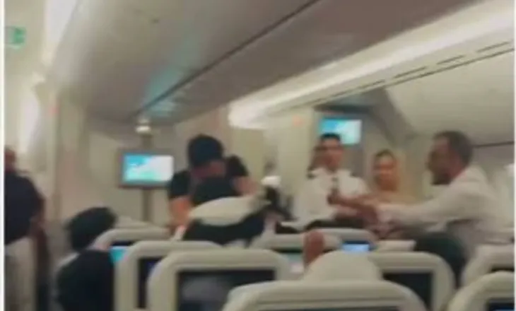 VIDEO/ Plas grushti mes pasagjerëve gjatë një fluturimi Bangladesh-Londër