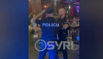VIDEO/ Policët sulmojnë lokalin në mes të natës dhe dhunojnë klientët