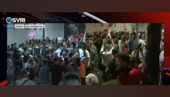 VIDEO-Protesta te kryeministria/ Sina: Rama na provokoi, është i frikësuar, do të jemi kudo ku të jetë ai