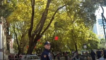 VIDEO/ Protesta te Kuvendit, policia rrethon të gjitha rrugët që të çojnë në Parlament, arrestohen disa persona!