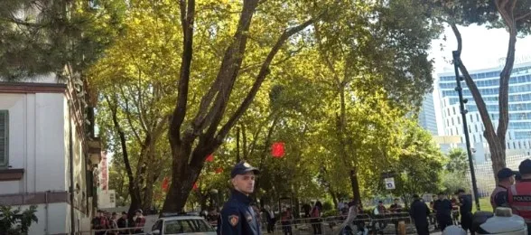 VIDEO/ Protesta te Kuvendit, policia rrethon të gjitha rrugët që të çojnë në Parlament, arrestohen disa persona!