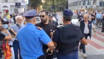 VIDEO/ Protestuesit qëllojnë me vezë makinat e deputetëve, policia shoqëron gazetarë dhe qytetarë