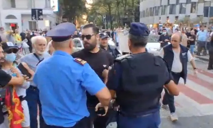 VIDEO/ Protestuesit qëllojnë me vezë makinat e deputetëve, policia shoqëron gazetarë dhe qytetarë