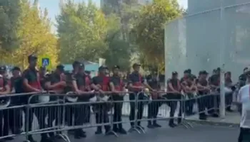 VIDEO/ Rama tmerrohet nga protesta, blindon parlamentin