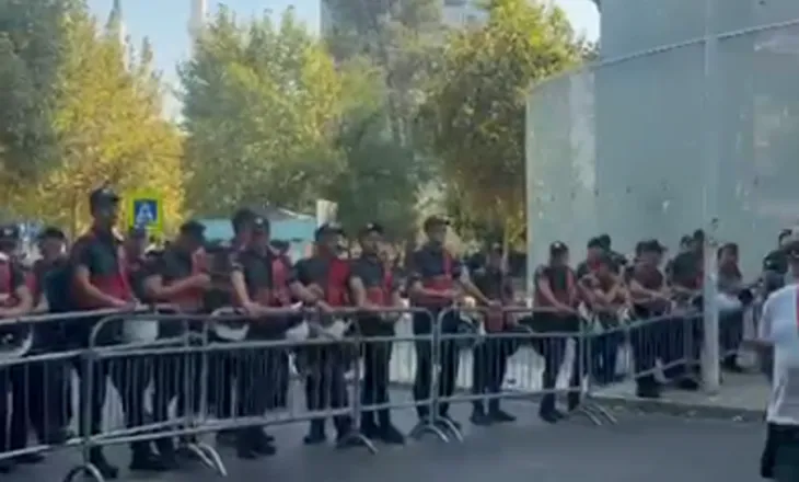 VIDEO/ Rama tmerrohet nga protesta, blindon parlamentin