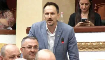 VIDEO / Redi Muçi ironizon deputetët e shumicës, Zegjine Çaushi: O psikopat…
