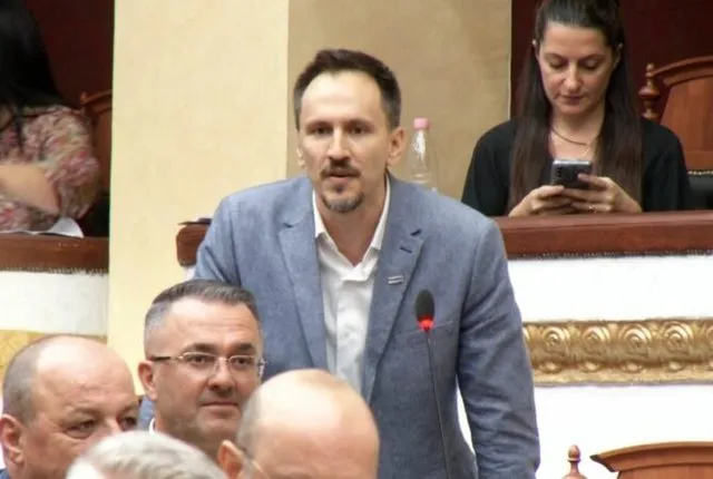 VIDEO / Redi Muçi ironizon deputetët e shumicës, Zegjine Çaushi: O psikopat…