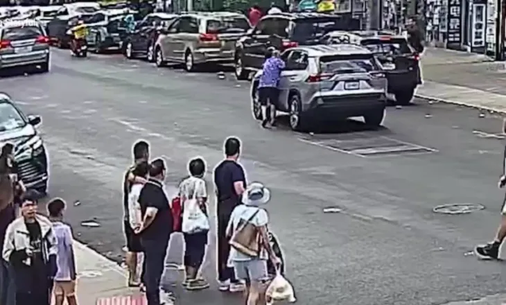 VIDEO/ Shoferi humb ndjenjat në timon, polici jashtë shërbimit ndalon makinën dhe shmang tragjedinë