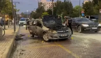 VIDEO/ Shpërthen në flakë makina e drejtoreshës së Bashkisë Elbasan