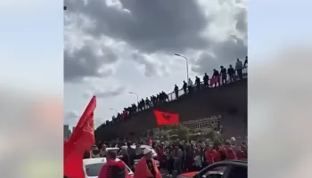VIDEO/ Shqiptarët mblidhen para Gjykatës Speciale në Hagë në mbështetje të ish-krerëve të UÇK-së