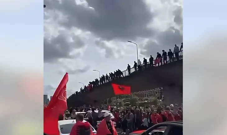 VIDEO/ Shqiptarët mblidhen para Gjykatës Speciale në Hagë në mbështetje të ish-krerëve të UÇK-së