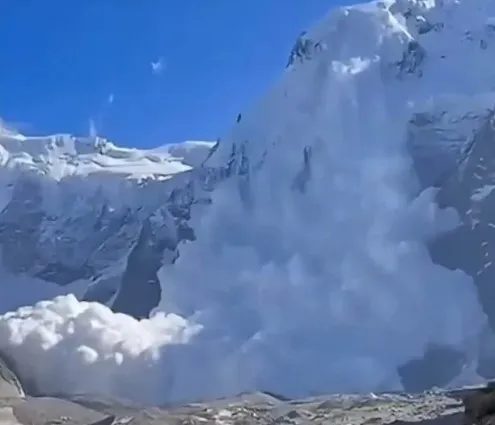 VIDEO/ Tragjedi në alpet e Kaukazit, orteku merr përpara grupin me 33 alpinistë, të paktën 11 të vdekur! Kërkime për të zhdukurit