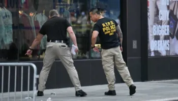 VIDEO/ Tronditet “Times Square” në Nju Jork, një grua sulmon me thikë kalimtarët dhe lë 2 të vdekur! Policia e plagos, taseri nuk funksionoi: Do ju vrisja edhe ju!