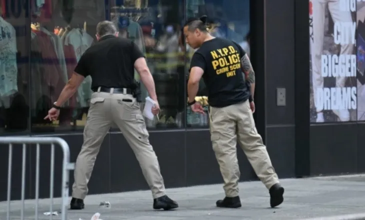 VIDEO/ Tronditet “Times Square” në Nju Jork, një grua sulmon me thikë kalimtarët dhe lë 2 të vdekur! Policia e plagos, taseri nuk funksionoi: Do ju vrisja edhe ju!