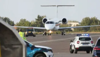 VIDEO/ Trupi i Ratko Mlladiç mbërrin në Beograd me avionin qeveritar serb! “Kasapi i Bosnjës” do prehet në varrezat pranë të bijës