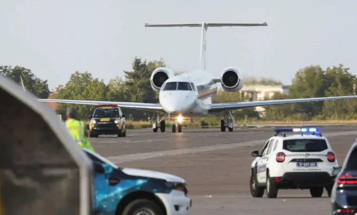 VIDEO/ Trupi i Ratko Mlladiç mbërrin në Beograd me avionin qeveritar serb! “Kasapi i Bosnjës” do prehet në varrezat pranë të bijës