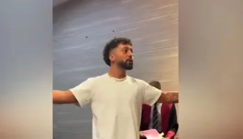 VIDEO/ U fut i armatosur në studion muzikore, Gjykata e Prishtinës dënon Gjestin! Shikoni çfarë bën këngëtari pas shpalljes së vendimit…