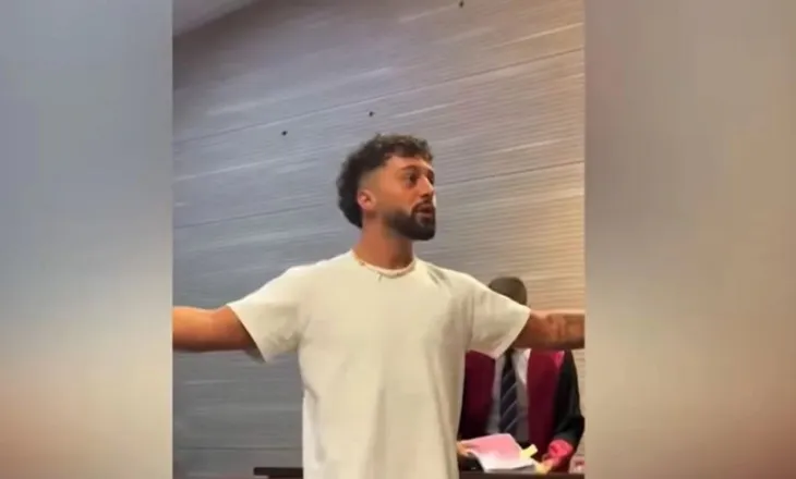 VIDEO/ U fut i armatosur në studion muzikore, Gjykata e Prishtinës dënon Gjestin! Shikoni çfarë bën këngëtari pas shpalljes së vendimit…