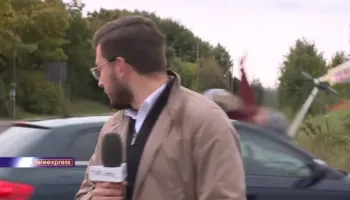 VIDEO / Vajza përplaset nga makina gjatë transmetimit LIVE, gazetari po raportonte për një tjetër aksident