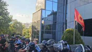 VIDEO/ Vendimi i Hagës për liderët e UÇK, protestuesit gjuajnë me gurë godinën e Qeverisë, arrestohet një prej tyre! Tubim edhe para Parlamentit