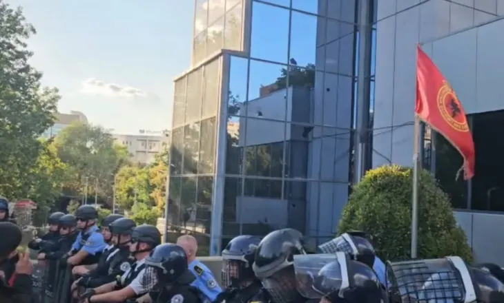 VIDEO/ Vendimi i Hagës për liderët e UÇK, protestuesit gjuajnë me gurë godinën e Qeverisë, arrestohet një prej tyre! Tubim edhe para Parlamentit
